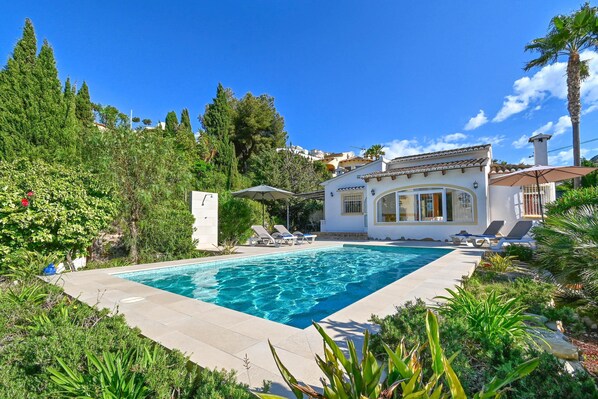 avec piscine privée et terrasse