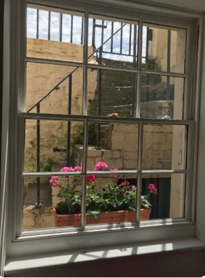Steps up to the street, 15 seconds to the sea!