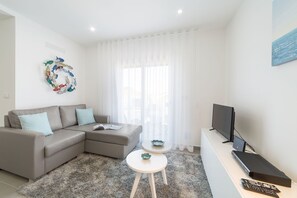 Wohnung mit 1 Schlafzimmer mit Doppelbett und 1 Schlafzimmer mit 1 Einzelbett, ideal für 3 Personen. Dieses Apartment verfügt über 1 Badezimmer mit Badewanne, eine ausgestattete Küche, WLAN und Kabelkanäle. Diese Wohnung befindet sich 850 Meter vom Strand von Salir do Porto entfernt und bietet Zugang zu einem Parkplatz für 1 Auto und einen Gemeinschaftspool.