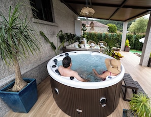 Outdoor spa tub