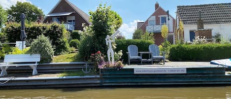 Die Fewo SCHÖNE AUSSICHT befindet sich im Haus rechts mit dem Balkon