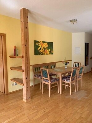 Ferienwohnung "Melisse" (80qm) für vier Personen-Esszimmer