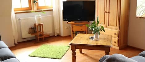 ****Ferienwohnung Spatzennest mit Balkon und Badewanne-Wohnzimmer Spatzenhof Weiltingen