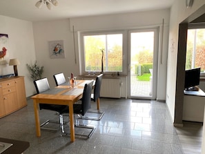 Küche & Eßzimmer der Fewo „Am SielUfer" mit Tür zur Terrasse und zum Siel hin