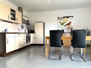 Küche & Eßzimmer der Fewo „Am SielUfer" sind der eigentliche Tagesraum
