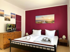 Schlafzimmer mit Doppelbett /180 x 200 und mit TV