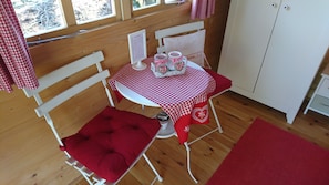 Sitzgelegenheit in der Almhütte