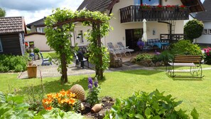 Terrasse mit Sicht in den Garten.