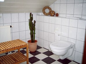 Ferienwohnung (70qm) mit Garten & Blick in die Ferne-Bad