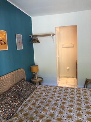 Chambre 1 - lit double avec salle d’eau