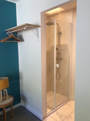 Chambre 1 - lit double avec salle d’eau