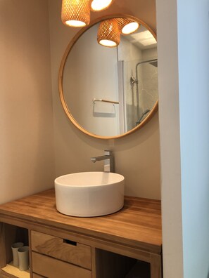 Chambre 1 - lit double avec salle d’eau