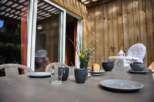 Outdoor dining