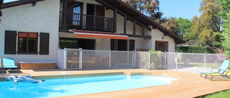 piscine de 8 x 4 m sécurisée par des barrières et une alarme.