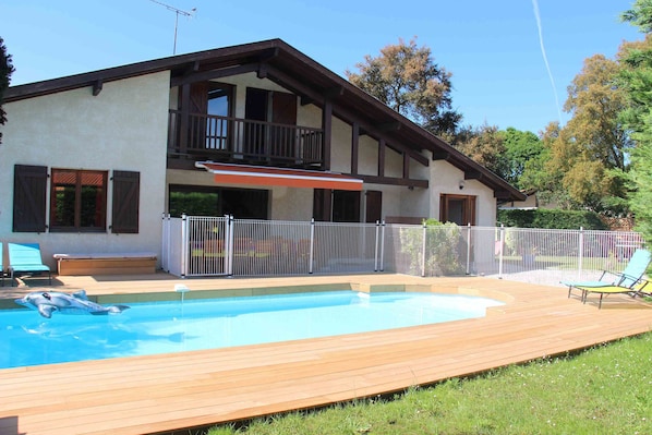 piscine de 8 x 4 m sécurisée par des barrières et une alarme.