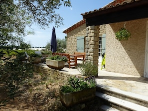 La terrasse de la maison avec vue sur les vignes