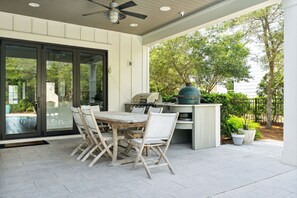 Outdoor Dining and Grills