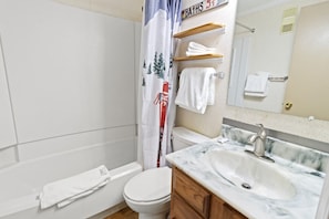 Clean bathroom with tub/shower!
