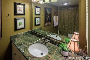 Bathroom #1 (mainfloor)