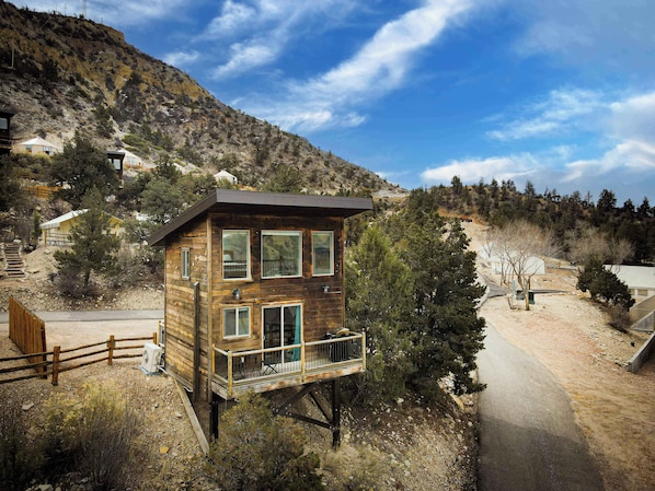 Treetop 1 Treehouse Cabin at East Zion Resort has spectacular views of the sunset, mountains and valley below. It's close to one of our 2 pool complexes and pickleball courts...and there's a giant skylight for stargazing right above your king bed!