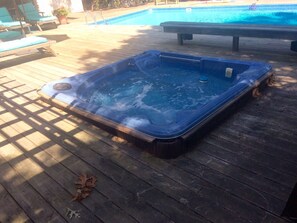 Great hot tub with blowers. 