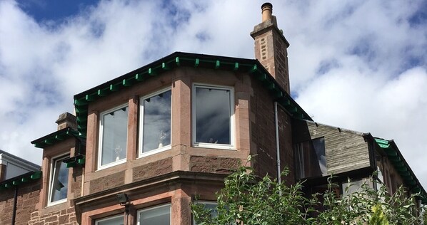 Bright, upper Victorian apartment with gorgeous views!