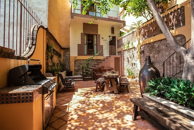 Bohemian Old Town Home w / terrazas privadas y piscina climatizada en la azotea de agua salada