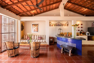 Bohemian Old Town Home w / terrazas privadas y piscina climatizada en la azotea de agua salada