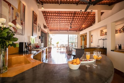 Bohemian Old Town Home w / terrazas privadas y piscina climatizada en la azotea de agua salada