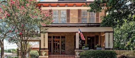 The Inn on Austin Avenue walking distance to all Downtown entertainment & Silos