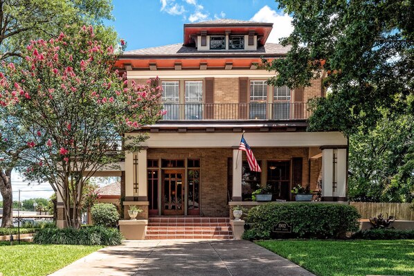 The Inn on Austin Avenue walking distance to all Downtown entertainment & Silos