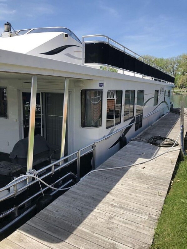 Entire view of houseboat