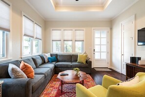 Light-filled cozy livingroom