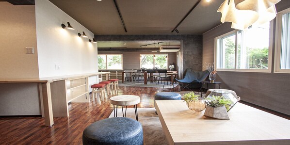 Lobby lounge
