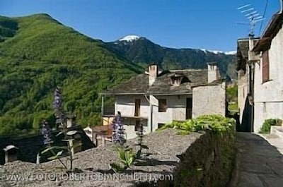 Casa alpina tradicional bellamente renovada con impresionantes vistas a la montaña