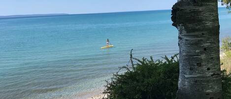 Our house paddle boards and kayaks are free for all guests of the Jolli-Lodge.