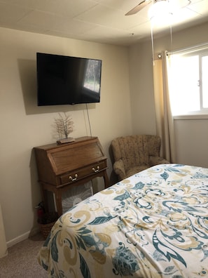 Main bedroom with cozy queen bed and all the tv apps same as family room. 