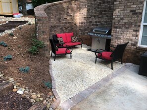 Outdoor sitting area w/ propane grill 