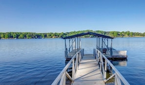 Private dock with deep water (12ft), amazing sunrise views, private sandy beach