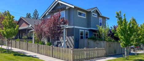 Come and enjoy our Beautiful Bend Craftsman home in a quiet neighborhood