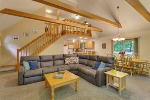 Living Room | Free WiFi | Air Conditioning | Gas Fireplace | Flat-Screen TV