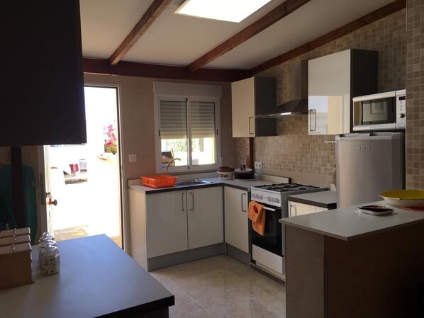 beautiful up to date open plan kitchen