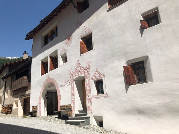 Eingang zur schönen Wohnung im alten Engadiner Haus, Chesa Davatz
