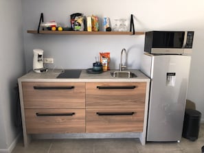 fully equipped kitchen