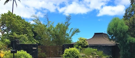 THE BAMBOO GUEST HOUSE - AT THE END OF A QUIET STREET.