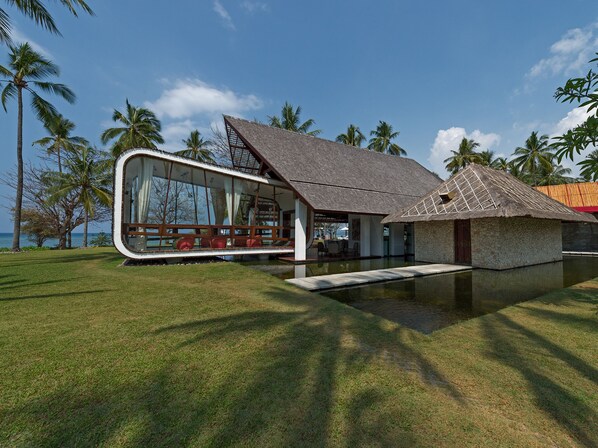 Villa Sapi - Entertainment room view from garden