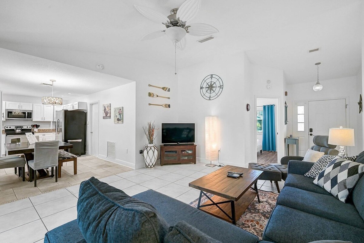 Private Screened in Pool Home! Pet Friendly – Near Marble Park, Tennis & Basketball – Garage Parking