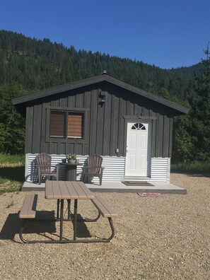 Picnic table in front of cabin