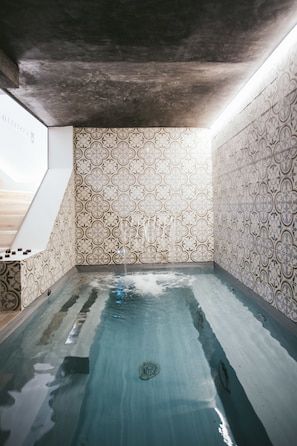 Indoor spa tub