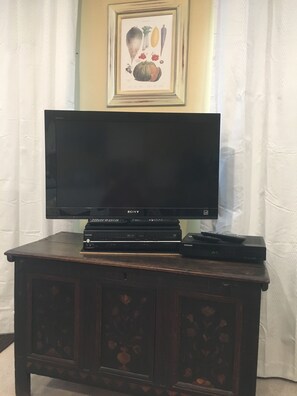 Sony HD TV with Roku, cable box, and Toshiba DVD/VCR player 